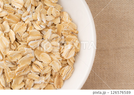 お皿に載せたオートミール（ロールドオーツ）のクローズアップ 126576589