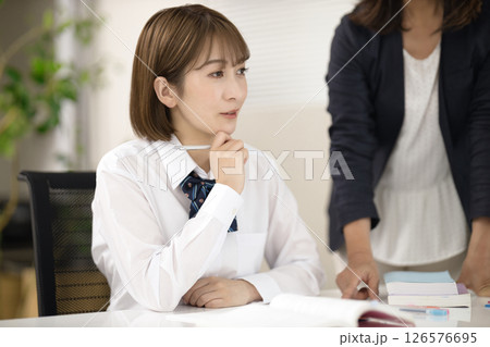 勉強を教わる女子高生と先生 126576695