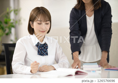 勉強を教わる女子高生と先生 126576696
