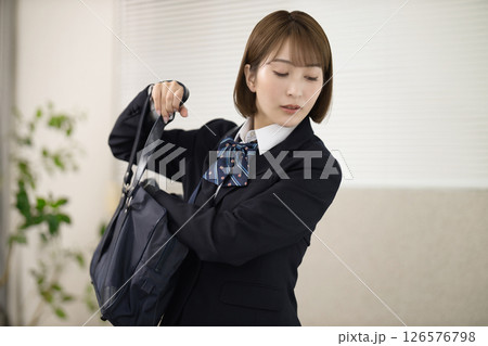 制服の女子高生 126576798