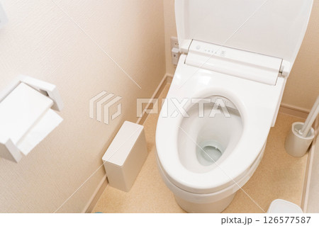 新築の家のきれいな洋式トイレ 126577587