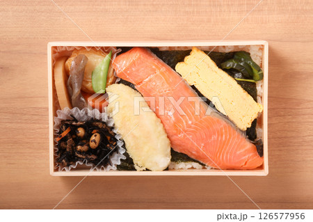 銀鮭塩麹焼き弁当 126577956