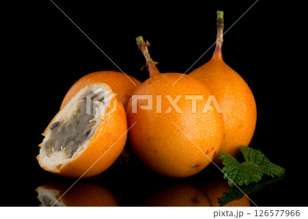 Passion fruit maracuja granadilla 126577966