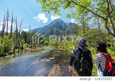 <長野>上高地の絶景 岳沢湿原と六百山と観光客 <長野>上高地の絶景 岳沢湿原と六百山と観光客 126578167