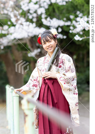 小学校の卒業式で証書を持つ袴姿の女の子 126578322