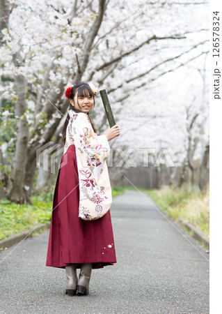 小学校の卒業式で証書を持つ袴姿の女の子 126578324