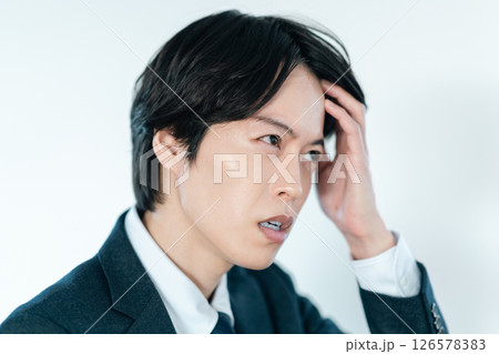 薄毛に悩む若い男性 126578383