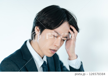 薄毛に悩む若い男性 126578384
