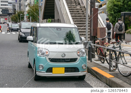 身体障害者等用除外標章を掲示して駐車する車 126578443