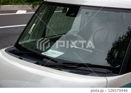 身体障害者等用除外標章を掲示して駐車する車 126578446