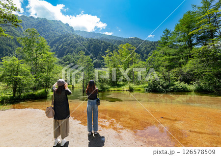 ＜長野県＞上高地の絶景　田代池と観光客 126578509