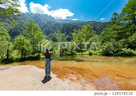 ＜長野県＞上高地の絶景　田代池と観光客 126578510