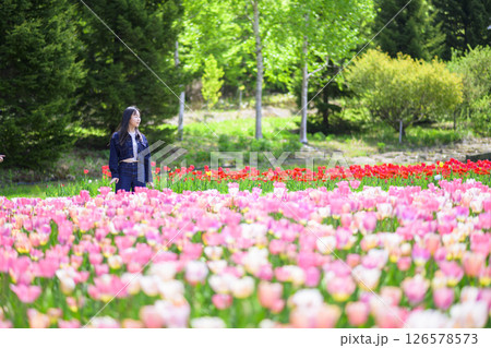 一面のチューリップ畑を観光する若い女性 126578573