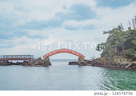 佐渡　矢島・経島の太鼓橋 126578756