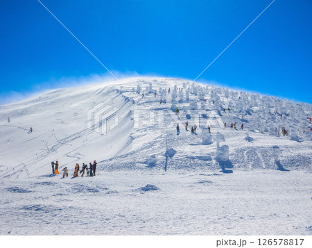 半分を樹氷に覆われた積雪の地蔵岳 (山形県、蔵王温泉スキー場、地蔵山頂) 126578817