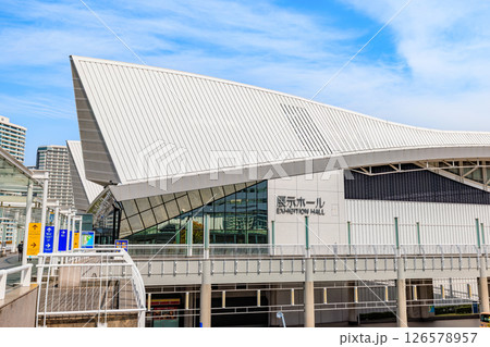 神奈川県　横浜市　みなとみらいの都市風景　パシフィコ横浜 126578957