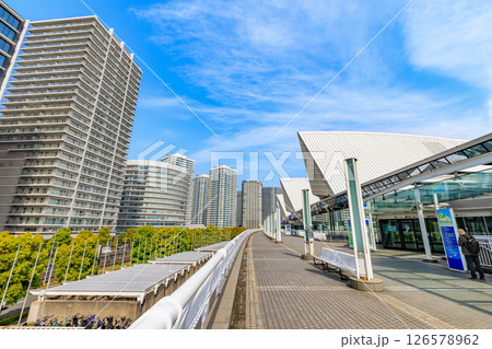 神奈川県　横浜市　みなとみらいの都市風景　パシフィコ横浜 126578962