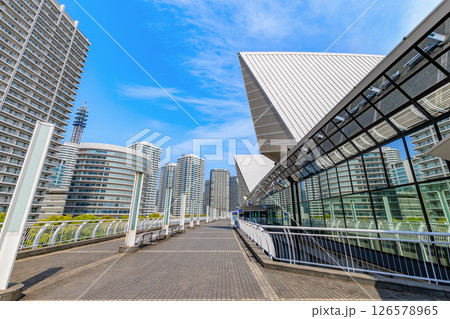 神奈川県　横浜市　みなとみらいの都市風景　パシフィコ横浜 126578965