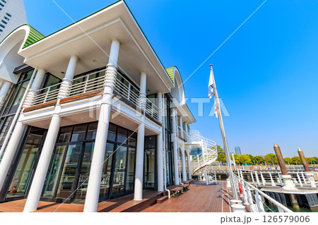 神奈川県　横浜市　みなとみらいの都市風景　ぷかりさん橋 126579006