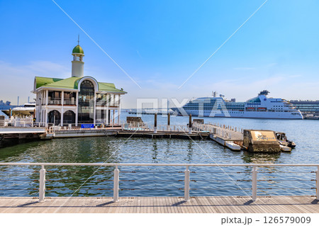神奈川県 横浜市 みなとみらいの都市風景 ぷかりさん橋 神奈川県 横浜市 みなとみらいの都市風景 ぷかりさん橋 126579009