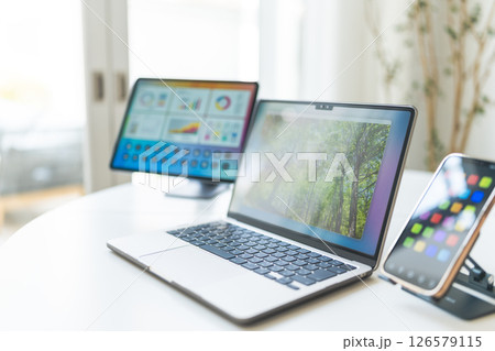 電子機器のあるテーブル 電子機器のあるテーブル 126579115