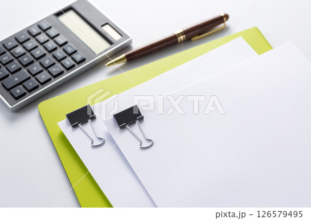 クリップで挟んだ資料 126579495