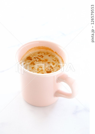 エスプレッソと牛乳を混ぜたコーヒー、カフェ・ラッテを飲みながらリラックスしているイメージ エスプレッソと牛乳を混ぜたコーヒー、カフェ・ラッテを飲みながらリラックスしているイメージ 126579553
