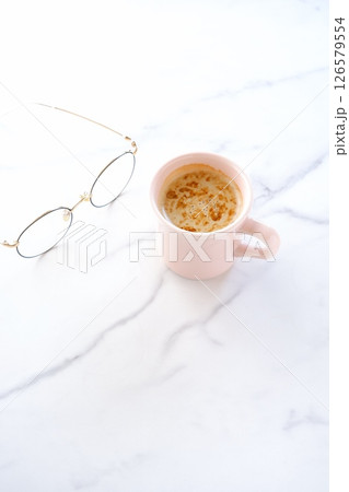 エスプレッソと牛乳を混ぜたコーヒー、カフェ・ラッテを飲みながらリラックスしているイメージ 126579554