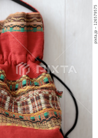 伝統工芸品の赤い優佳良織ハンドバッグ 伝統工芸品の赤い優佳良織ハンドバッグ 126579575