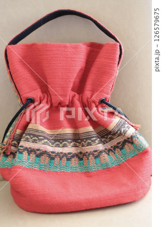 伝統工芸品の赤い優佳良織ハンドバッグ 126579675