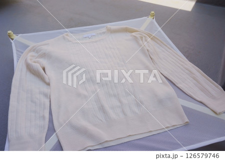 平干しネットで陰干ししたセーター 126579746