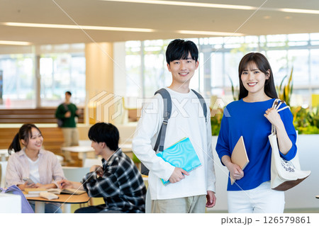 大学生の男女　撮影協力：学校法人電波学園　東京電子専門学校 126579861