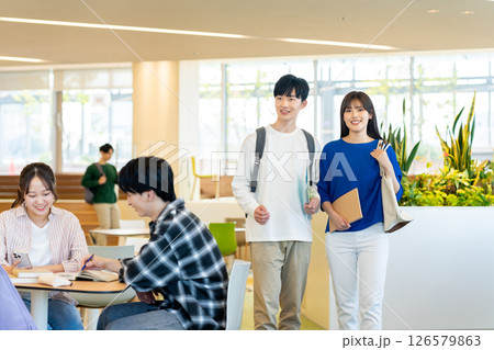 大学生の男女　撮影協力：学校法人電波学園　東京電子専門学校 126579863