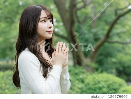 手を合わせて祈る女性 手を合わせて祈る女性 126579903