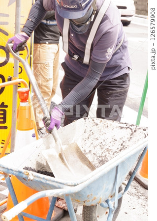道路工事現場で作業する人 126579908