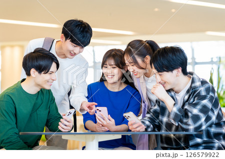 スマホを見る大学生 撮影協力:学校法人電波学園 東京電子専門学校 スマホを見る大学生 撮影協力:学校法人電波学園 東京電子専門学校 126579922