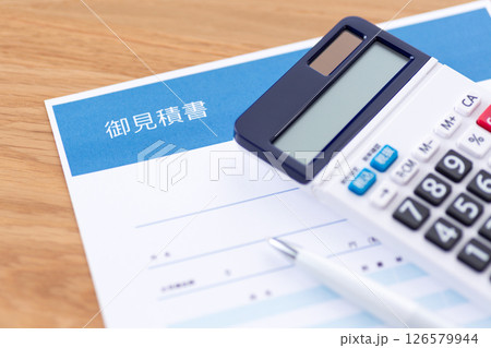 見積もり書と電卓 126579944