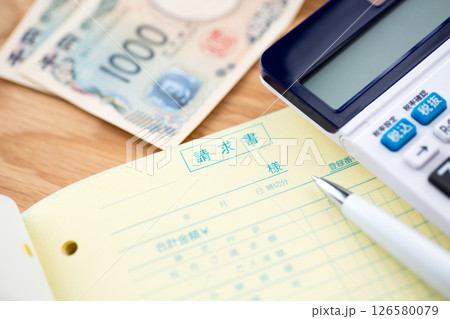 請求書と電卓とお金 請求書と電卓とお金 126580079