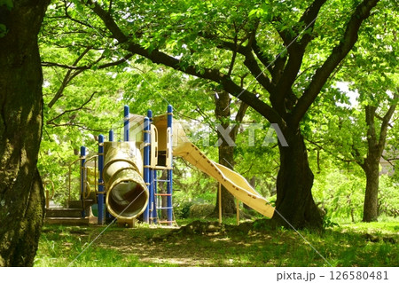 公園の木陰にある滑り台 126580481