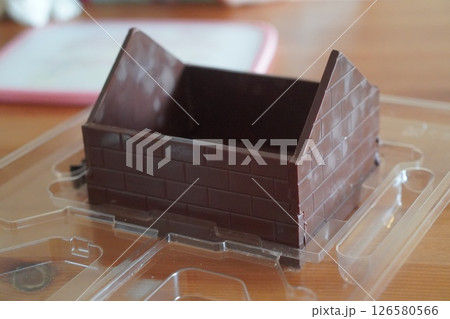 チョコレートの家を作っている途中の様子。 126580566