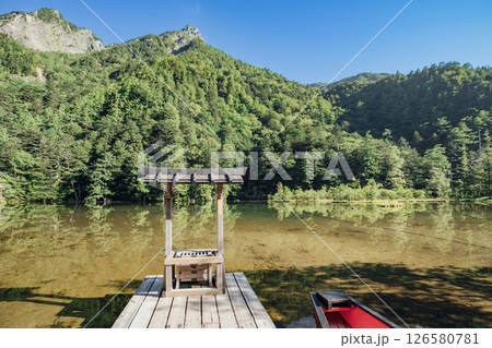 ＜長野＞上高地の絶景　明神池と明神岳 126580781
