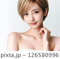 白いチューブトップの美女 126580996