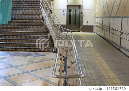 地上につながるエレベーター　地下道のエレベーター 126581750
