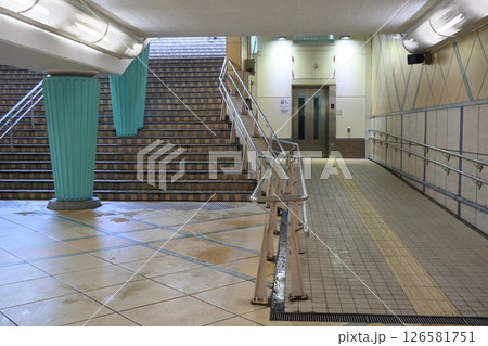 地上につながるエレベーター　地下道のエレベーター 126581751