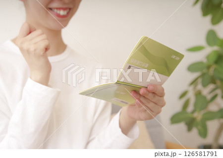貯金に成功して喜ぶ日本人女性 126581791