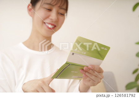 貯金に成功して喜ぶ日本人女性 貯金に成功して喜ぶ日本人女性 126581792