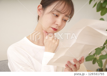 書類を見つめるアジア人女性 126581793