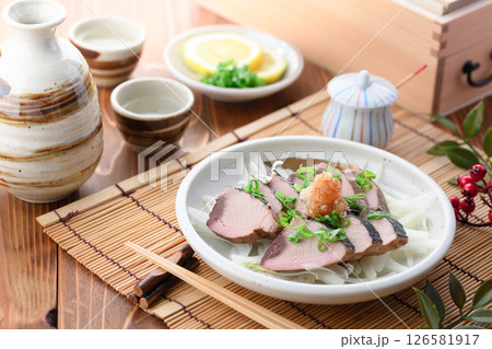 スライスしたかつお生節 126581917