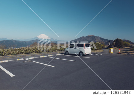 神奈川県の箱根大観山の駐車場から望む富士山と芦ノ湖 126581948