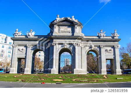 スペインマドリードにあるアルカラ門の美しい風景 126581956